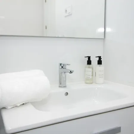 A Cozy And Elegant Townhouse Across The Hébergement de vacances Torre de Benagalbon