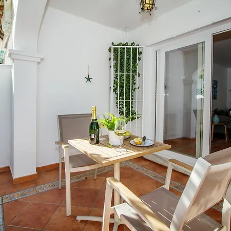 A Cozy And Elegant Townhouse Across The Torre de Benagalbon