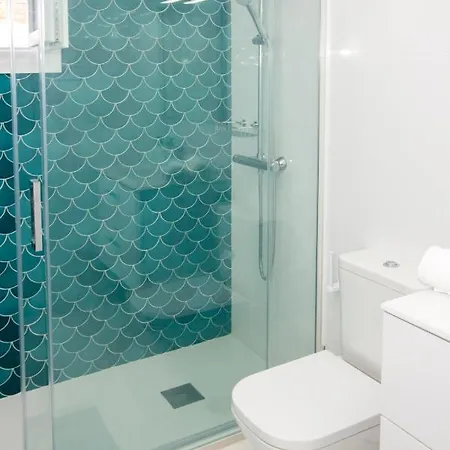 A Cozy And Elegant Townhouse Across The Hébergement de vacances Torre de Benagalbon