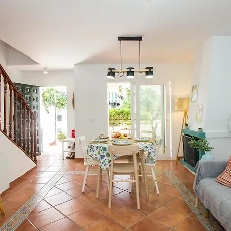 A Cozy And Elegant Townhouse Across The בית נופש