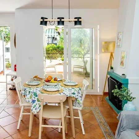 A Cozy And Elegant Townhouse Across The בית נופש