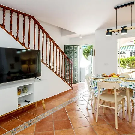 A Cozy And Elegant Townhouse Across The